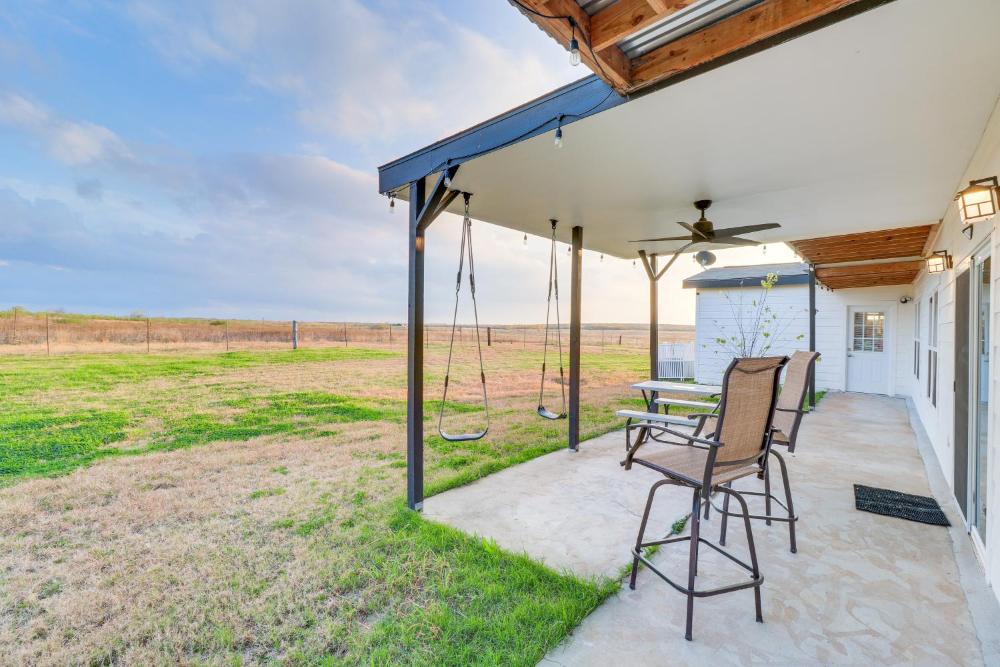 Modern Farmhouse in Del Valle Rural Setting!